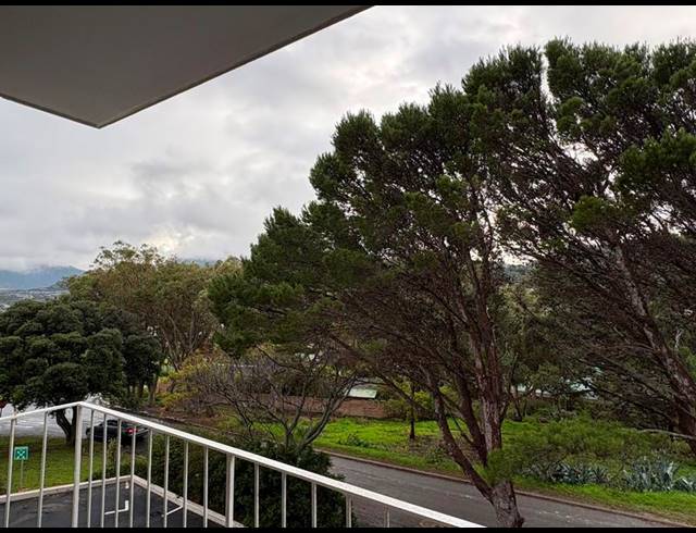 2 BEDROOM PROPERTY TO RENT IN FISH HOEK